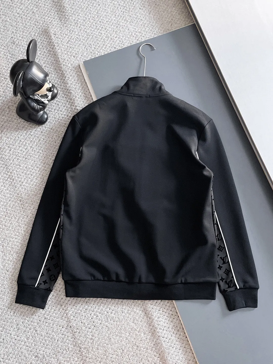 🅿️720 LV hot-selling suit is coming. Focus on the original version of the official website. 2025 new hot-selling cardigan suit. The original order is the best. 🇭🇰The meticulous work of top designers. It has a fitting and perfect upper body effect. All-natural high-quality Tencel Roman cotton 100%, close-fitting comfort, noble and elegant! Original hardware embodies elegance and nobility! Counter size: M-3XL (maximum wear up to 190 pounds)